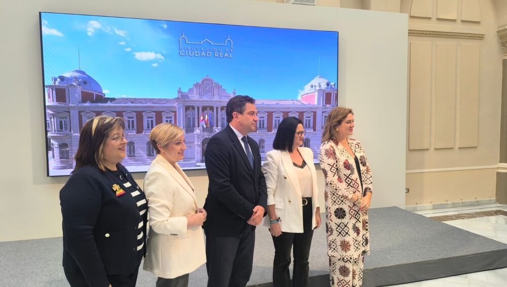Miguel Ángel Valverde junto a diputadas del equipo de Gobierno