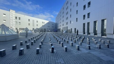 Las 3,6 toneladas de coca&iacute;na incautadas en A Pobre, dispuestas en la Comisar&iacute;a de la Polic&iacute;a Nacional de A Coru&ntilde;a