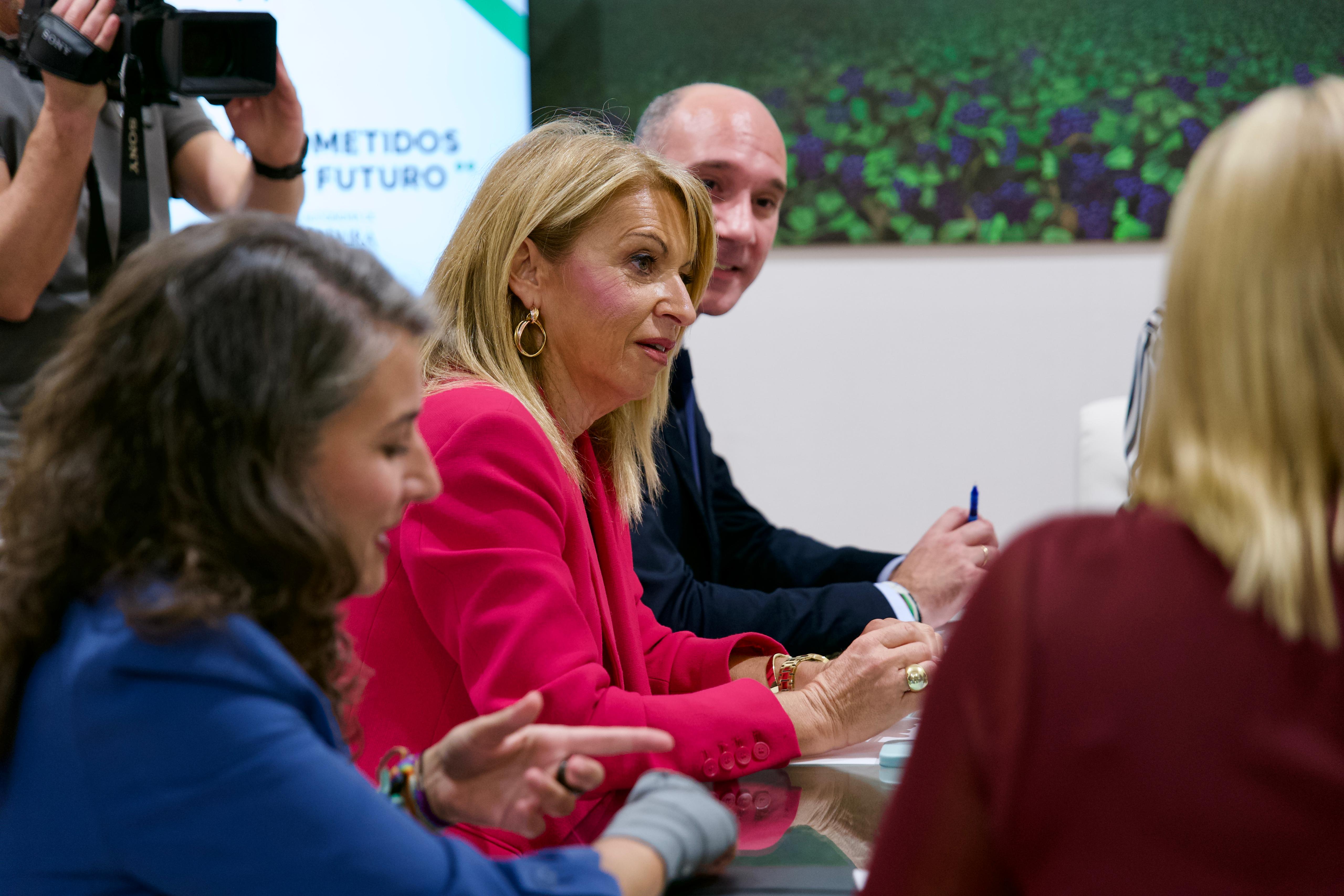 El PSOE sale "decepcionado" de la reunión con Guardiola y rechaza la "amenaza" de un adelanto electoral El PSOE sale "decepcionado" de la reunión con Guardiola y rechaza la "amenaza" de un adelanto electoral