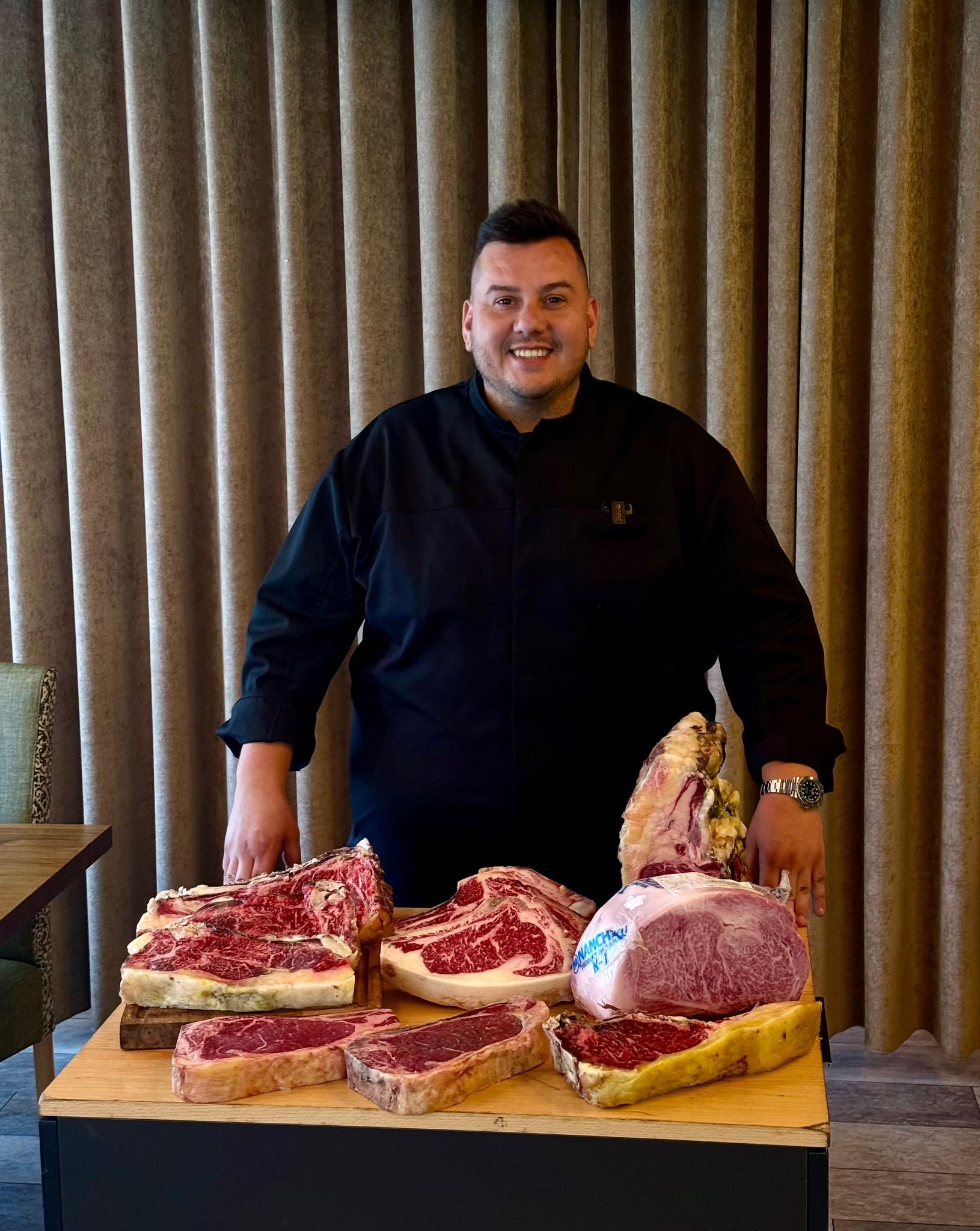 Cuchillito y tenedor: José García Garnés revive la tradición familiar en Los Cazadores de Corvera Cuchillito y tenedor: José García Garnés revive la tradición familiar en Los Cazadores de Corvera