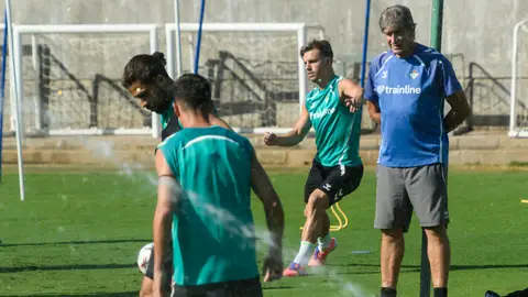Manuel Pellegrini, atento a sus jugadores en un entrenamiento del Betis. Manuel Pellegrini, atento a sus jugadores en un entrenamiento del Betis.