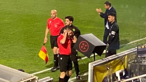 &Aacute;rbitro consultando el videoarbitraje