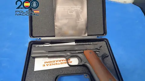 La Policía Nacional detiene al joven que presuntamente disparó contra otro a plena luz del día en un parque de Torrejón de Ardoz Pistola incautada por la Policía Nacional
