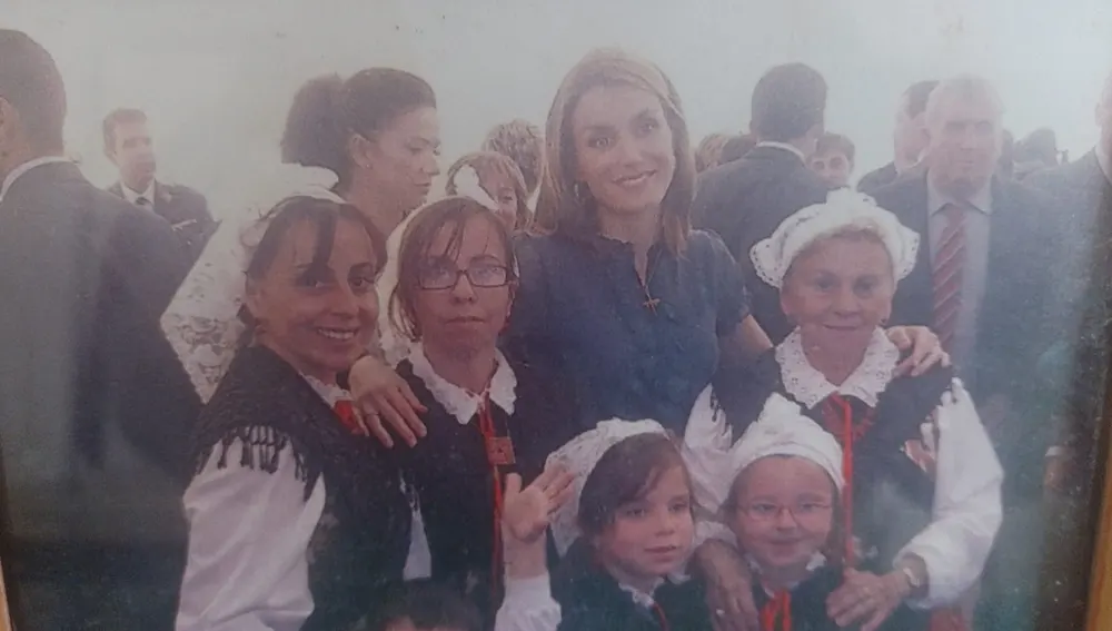 Amparo junto a la Reina Litizia, entonces Princesa de Asturias, durante una visita a Torazo Amparo junto a la Reina Litizia, entonces Princesa de Asturias, durante una visita a Torazo