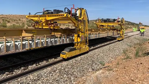 Adif adjudica la renovación de vía de un tramo de la línea Mérida-Los Rosales por 12,3 millones de euros Adif adjudica la renovación de vía de un tramo de la línea Mérida-Los Rosales por 12,3 millones de euros
