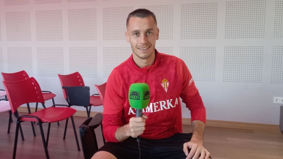 Dubasin durante la entrevista