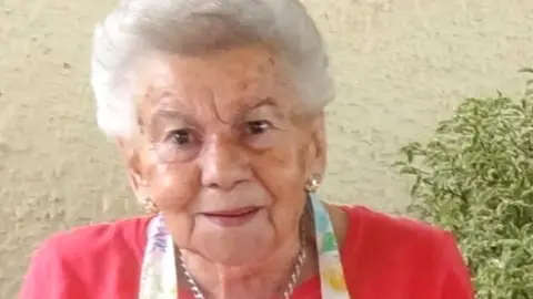 Amparo Fernández Redondo amasando 'la boroña' Amparo Fernández Redondo amasando 'la boroña'