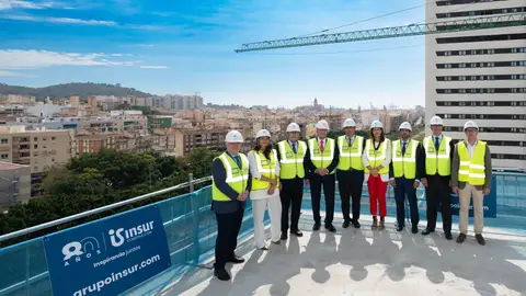 Insur consolida su apuesta por las oficinas en Málaga con la puesta de bandera del edificio ‘Noa’ Insur consolida su apuesta por las oficinas en Málaga con la puesta de bandera del edificio ‘Noa’