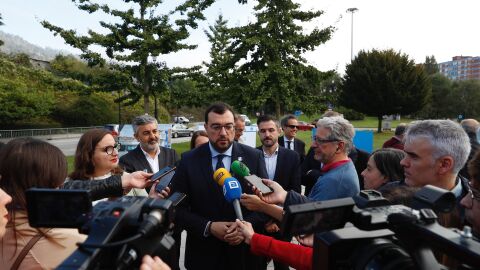 Adri&aacute;n Barb&oacute;n atiende a los medios