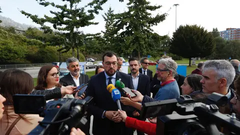 Adrián Barbón atiende a los medios Adrián Barbón atiende a los medios