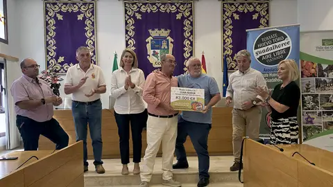 Asociaciones de Coín reciben fondos solidarios de la subasta Tomate Huevo Toro Huevo de Toro