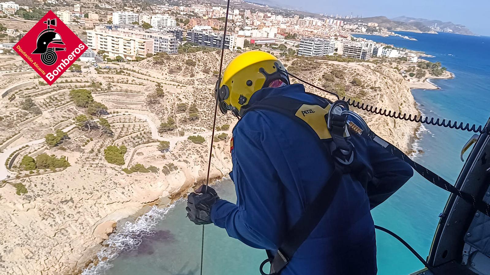 Los Bomberos intervienen en el rescate de un escalador en el acantilado del mirador de Villajoyosa Los Bomberos intervienen en el rescate de un escalador en el acantilado del mirador de Villajoyosa