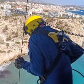 Los Bomberos intervienen en el rescate de un escalador en el acantilado del mirador de Villajoyosa