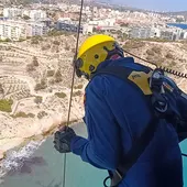 Los Bomberos intervienen en el rescate de un escalador en el acantilado del mirador de Villajoyosa Los Bomberos intervienen en el rescate de un escalador en el acantilado del mirador de Villajoyosa