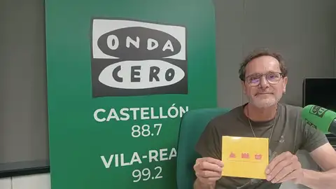 Juan Carlos Tomás, guitarrista del grupo Farlise en los estudios de Onda Cero Vila-real. Juan Carlos Tomás, guitarrista del grupo Farlise en los estudios de Onda Cero Vila-real.