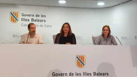 De izquierda a derecha, el coordinador autonómico de Pediatría del Servicio de Salud, Juan Carlos de Carlos, la consellera de Salud, Manuela García, y la directora general de Salud Pública, Elena Esteban, presentan la campaña de vacunación de la gripe. De izquierda a derecha, el coordinador autonómico de Pediatría del Servicio de Salud, Juan Carlos de Carlos, la consellera de Salud, Manuela García, y la directora general de Salud Pública, Elena Esteban, presentan la campaña de vacunación de la gripe.