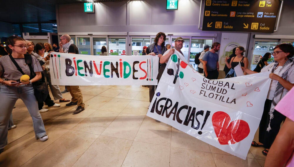 Varias personas reciben a los activistas 
