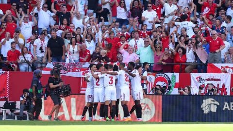 Los jugadores del Sevilla celebran el gol de Alexis S&aacute;nchez