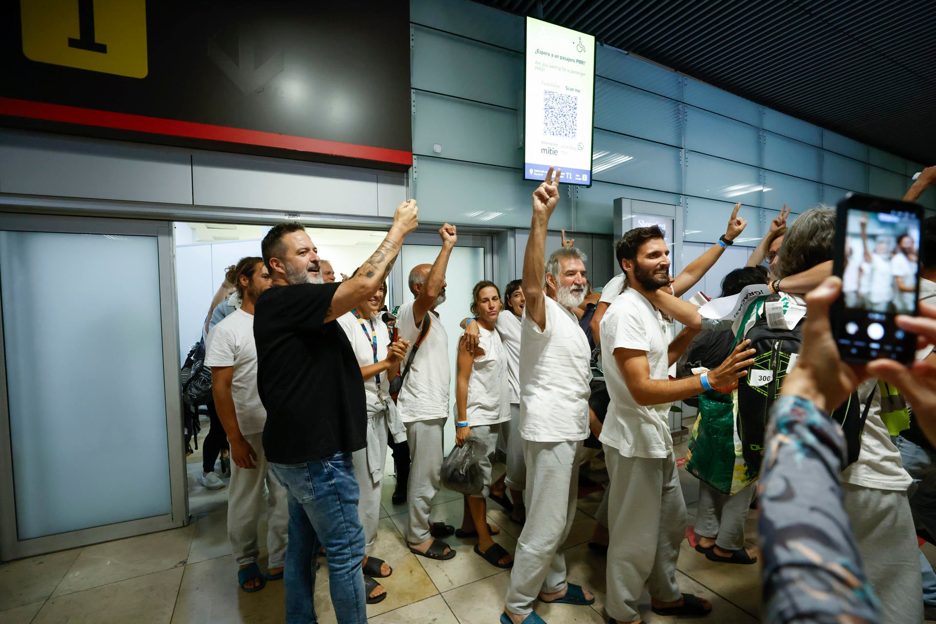 Llegan a Madrid los 21 primeros activistas españoles de la Flotilla: hemos sido "secuestrados ilegalmente" Llegan a Madrid los 21 primeros activistas españoles de la Flotilla: hemos sido "secuestrados ilegalmente"