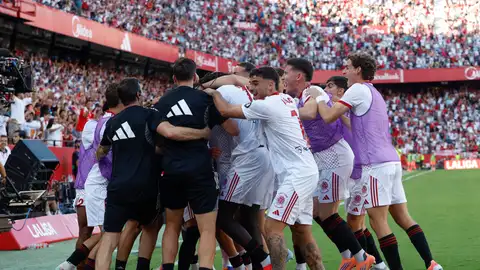 Los jugadores del Sevilla celebran el gol del defensa del Sevilla José Carmona, durante el partido de la jornada 8 de Laliga EA Sports, este domingo en el estadio Sánchez-Pizjuán en Sevilla Los jugadores del Sevilla celebran el gol del defensa del Sevilla José Carmona, durante el partido de la jornada 8 de Laliga EA Sports, este domingo en el estadio Sánchez-Pizjuán en Sevilla
