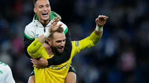 Antony y Pau López celebran el triunfo del Betis en Cornellà-El Prat. Antony y Pau López celebran el triunfo del Betis en Cornellà-El Prat.