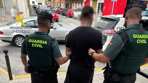 Agentes de la Guardia Civil con el joven detenido en Crevillent. Agentes de la Guardia Civil con el joven detenido en Crevillent.