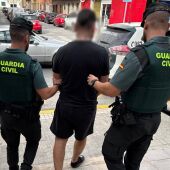 Agentes de la Guardia Civil con el joven detenido en Crevillent. 