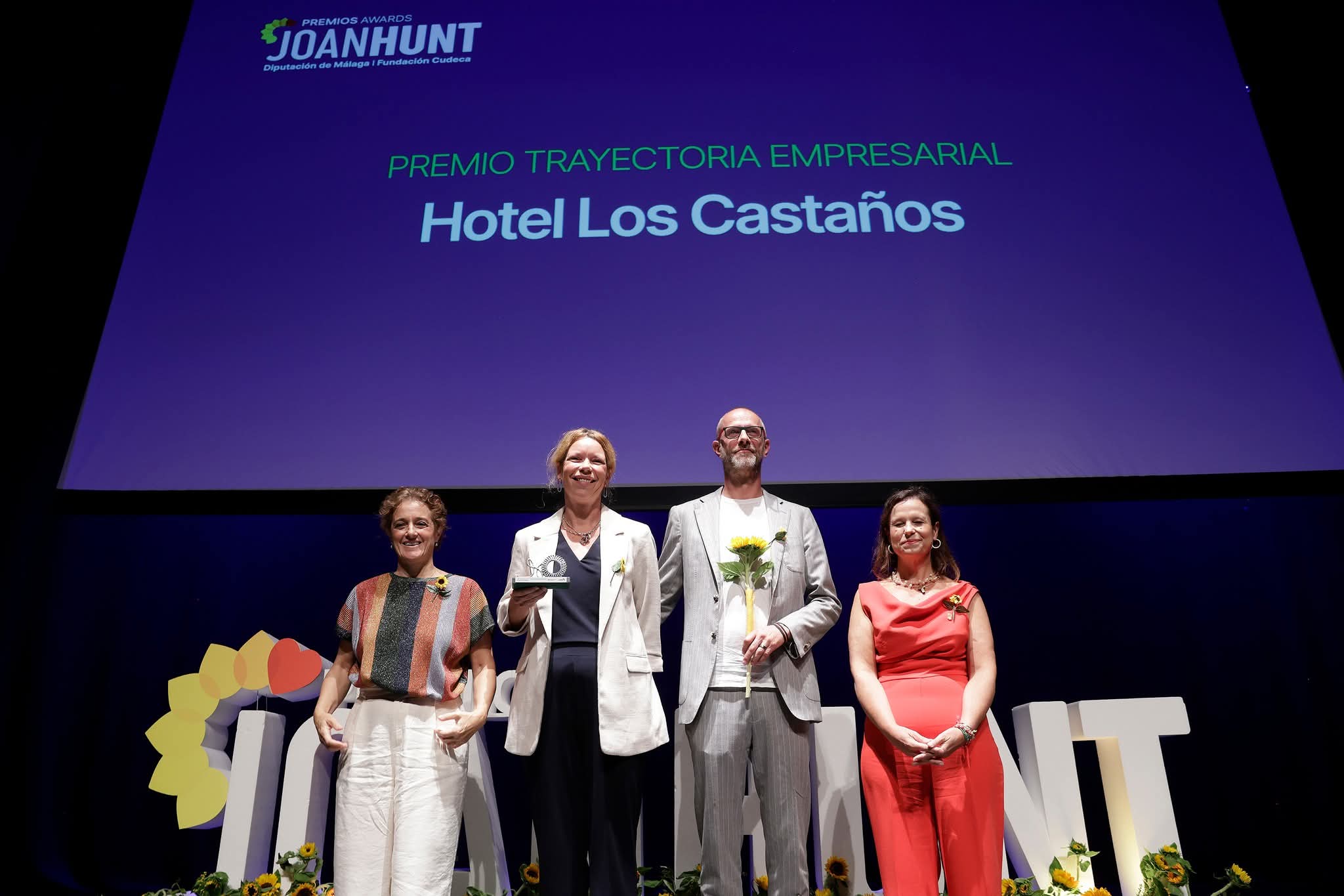 El Hotel Los Castaños de Cartajima recibe el Premio Joan Hunt El Hotel Los Castaños de Cartajima recibe el Premio Joan Hunt