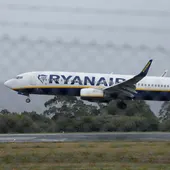 Imagen de archivo de un avión de Ryanair rriza en el aeropuerto de Lavacolla, en Santiago de Compostela Imagen de archivo de un avión de Ryanair rriza en el aeropuerto de Lavacolla, en Santiago de Compostela