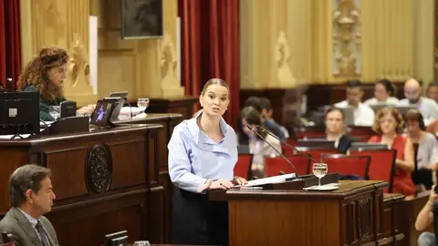 La presidenta del Govern balear, Marga Prohens, se dirige al auditorio en el Parlament en el marco del Debate de Política General del Govern balear La presidenta del Govern balear, Marga Prohens, se dirige al auditorio en el Parlament durante el Debate de Política General del Govern balear