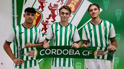 Albuera, Antras y Garc&iacute;a posan tras su renovaci&oacute;n
