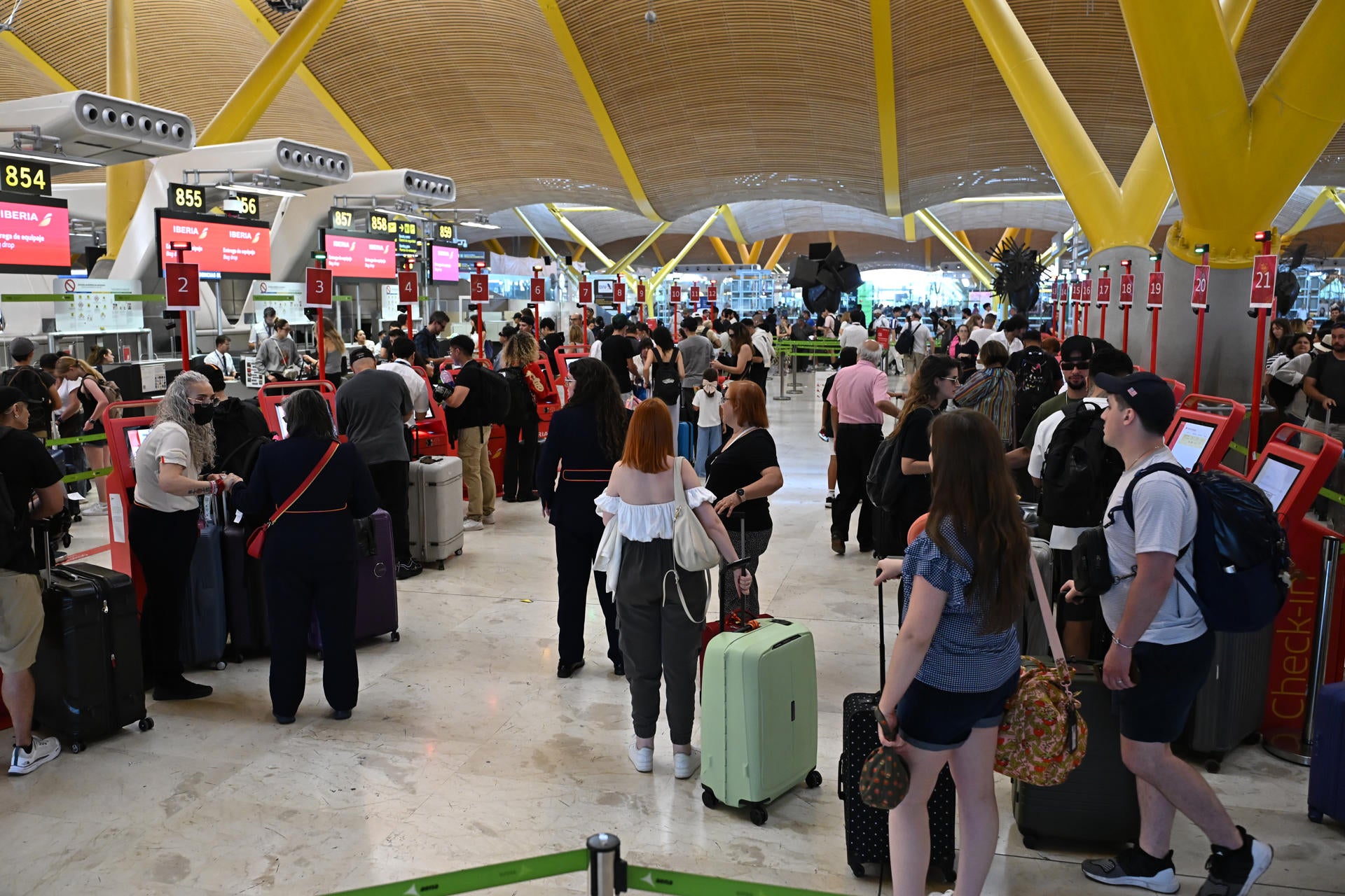 Bruselas expedienta a España por impedir a las aerolíneas cobrar por el equipaje de mano Bruselas expedienta a España por impedir a las aerolíneas cobrar por el equipaje de mano
