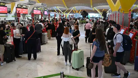 Bruselas expedienta a España por impedir a las aerolíneas cobrar por el equipaje de mano