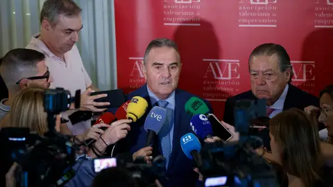 El vicepresidente segundo y conseller para la Recuperación Económica y Social de la Comunitat Valenciana, Francisco José Gan Pampols, y el presidente de la Asociación Valenciana de Empresarios (AVE), Vicente Boluda (d), realizan declaraciones a su llegada a la reunión mantenida este miércoles con los asociados de AVE. El vicepresidente segundo y conseller para la Recuperación Económica y Social de la Comunitat Valenciana, Francisco José Gan Pampols, y el presidente de la Asociación Valenciana de Empresarios (AVE), Vicente Boluda (d), realizan declaraciones a su llegada a la reunión mantenida este miércoles con los asociados de AVE.