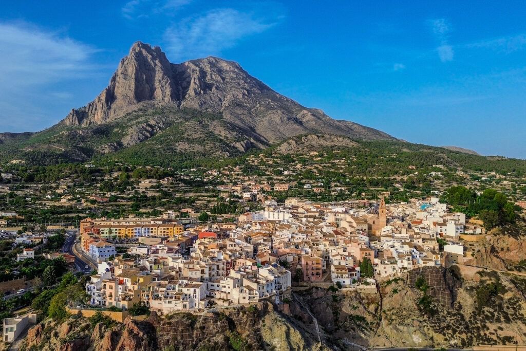 La Asociación Empresarial de Finestrat premia este viernes la constancia y el espíritu emprendedor del empresariado local La Asociación Empresarial de Finestrat premia este viernes la constancia y el espíritu emprendedor del empresariado local