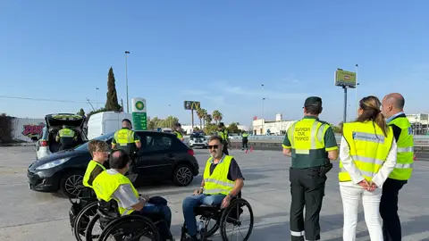 Algunas personas con lesiones medulares estarán presentes en los controles de tráfico de la DGT. Algunas personas con lesiones medulares estarán presentes en los controles de tráfico de la DGT.