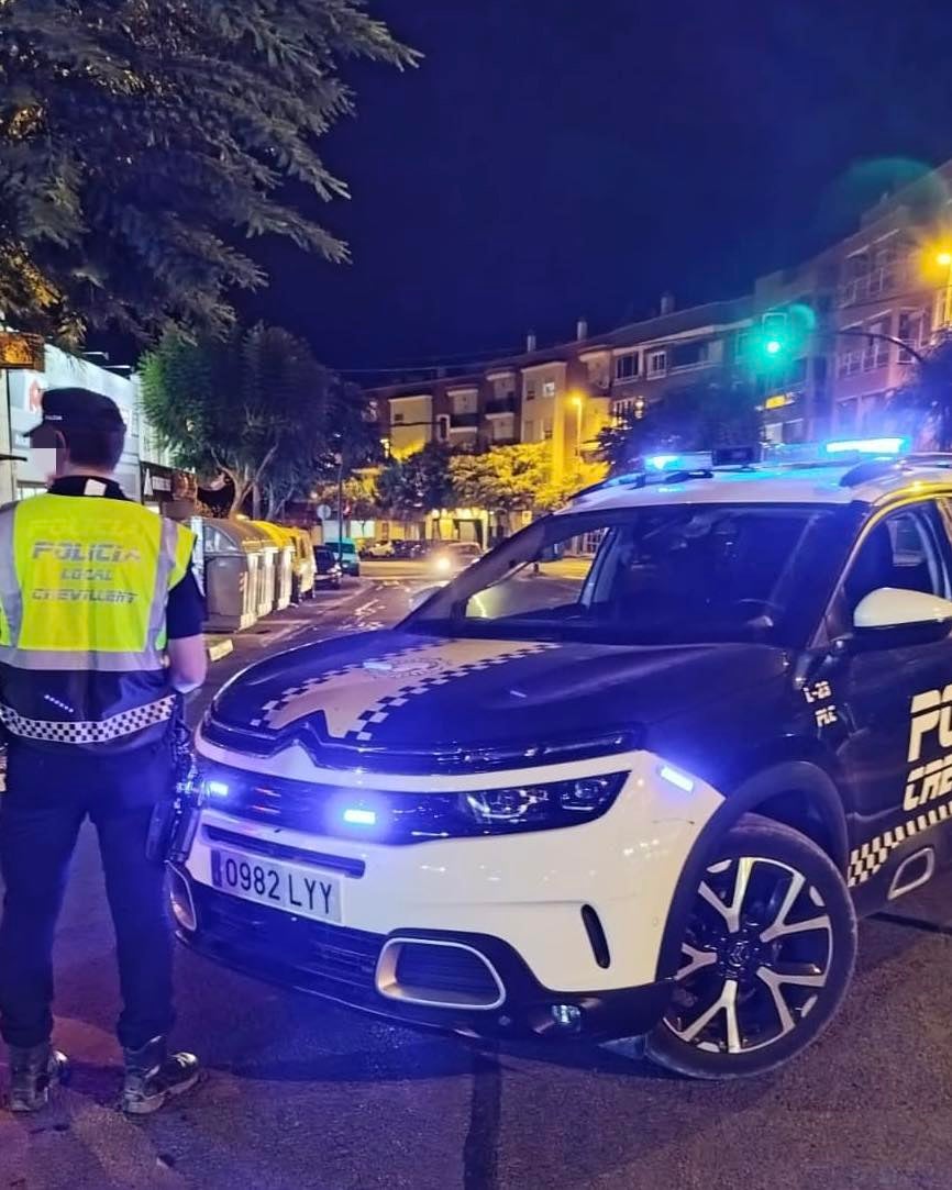 La Policía Local de Crevillent detiene a un hombre tras romper retrovisores y cristales en 16 vehículos La Policía Local de Crevillent detiene a un hombre tras romper retrovisores y cristales en 16 vehículos