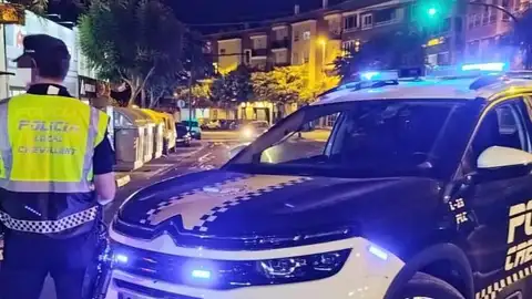Imagen de archivo de un agente de la Policía Local de Crevillent. Imagen de archivo de un agente de la Policía Local de Crevillent.