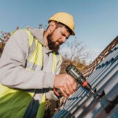 Trabajador en un tejado