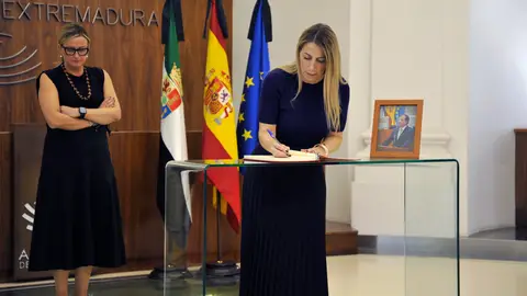 La Junta y la Asamblea de Extremadura abren en el Parlamento autonómico un libro de condolencias en memoria de Fernández Vara La Junta y la Asamblea de Extremadura abren en el Parlamento autonómico un libro de condolencias en memoria de Fernández Vara