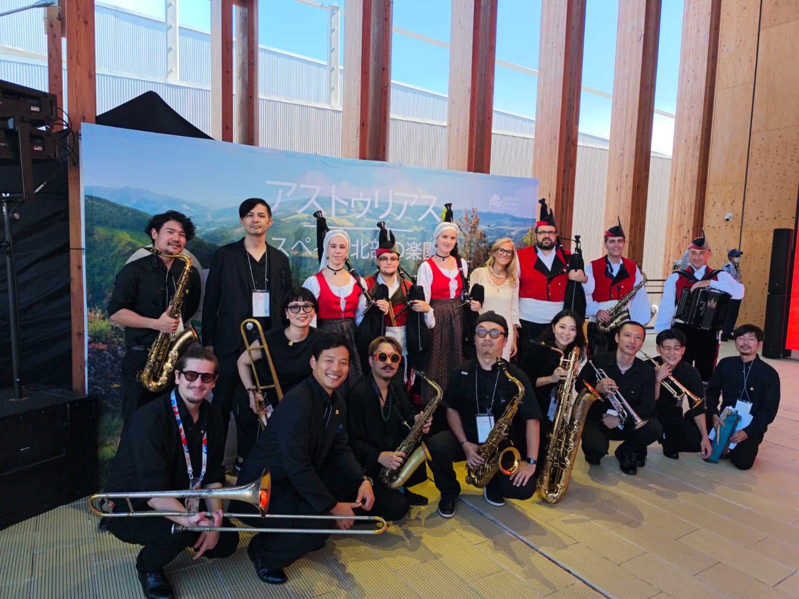 Los japoneses lo gozan con la gaita asturiana Los japoneses lo gozan con la gaita asturiana