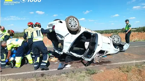 Bomberos de Valdepeñas excarcelan a una víctima de accidente en la carretera de Cózar Bomberos de Valdepeñas excarcelan a una víctima de accidente en la carretera de Cózar