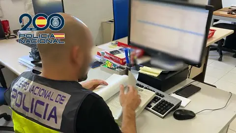 Un agente de la Policía Nacional. Un agente de la Policía Nacional.