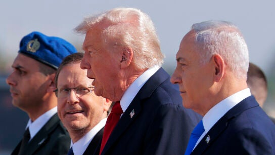 El presidente Trump visita Israel y Egipto tras la entrada en vigor del alto el fuego en Gaza.