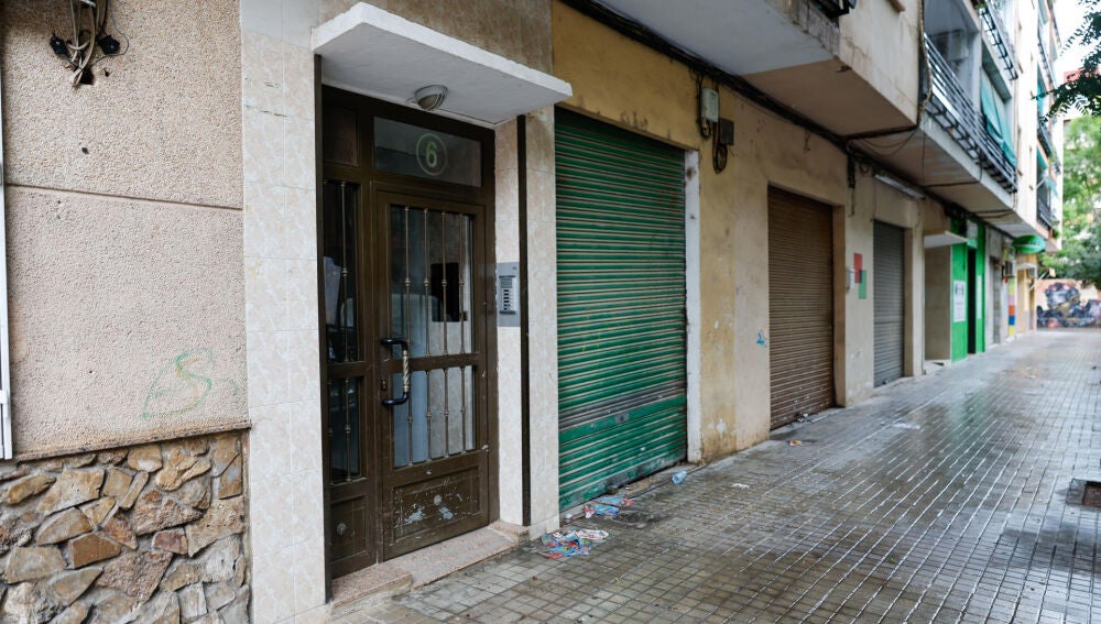 Vista exterior del portal de la calle Luis Fenoyet de la ciudad de Valencia donde este 12 de octubre de 2025 fueron hallados los restos de Antonio Famoso