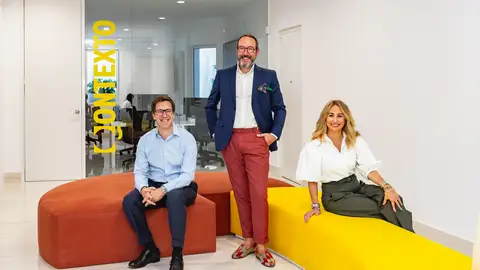 De izquierda a derecha, Henry Berczely, Aitor Viteri y Amaya Baña, CEO, Director Académico y Directora de Alumni Experience de IDEQUO, respectivamente De izquierda a derecha, Henry Berczely, Aitor Viteri y Amaya Baña, CEO, Director Académico y Directora de Alumni Experience de IDEQUO, respectivamente