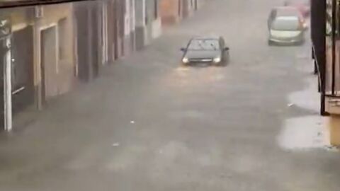 Una calle de Carcaixent inundada este s&aacute;bado