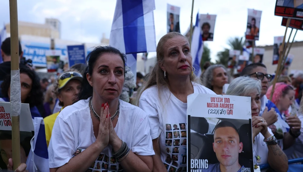 Israelíes celebran antes de la liberación programada de rehenes retenidos por Hamas, en la Plaza de Rehenes en Tel Aviv. Israelíes celebran antes de la liberación programada de rehenes retenidos por Hamas, en la Plaza de Rehenes en Tel Aviv.