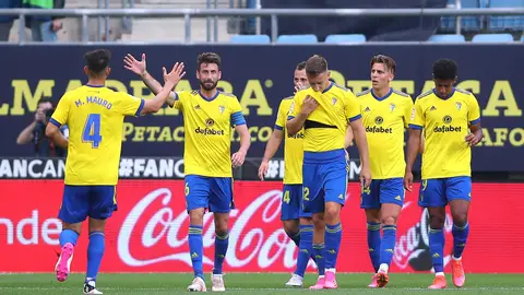 El Cádiz, nuevo líder tras las derrotas de Racing y Deportivo El Cádiz, nuevo líder tras las derrotas de Racing y Deportivo