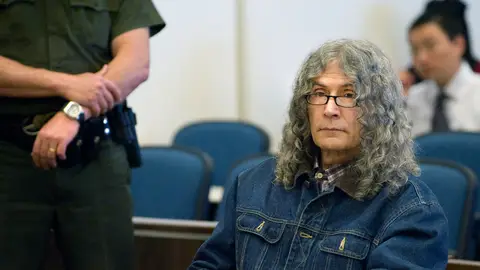 El asesino en serie Rodney Alcalá permanece en silencio tras escuchar la sentencia de muerte pronunciada por el juez Francisco Briseño en un tribunal de Santa Ana el 30 de marzo de 2010 El asesino en serie Rodney Alcalá permanece en silencio tras escuchar la sentencia de muerte pronunciada por el juez Francisco Briseño en un tribunal de Santa Ana el 30 de marzo de 2010